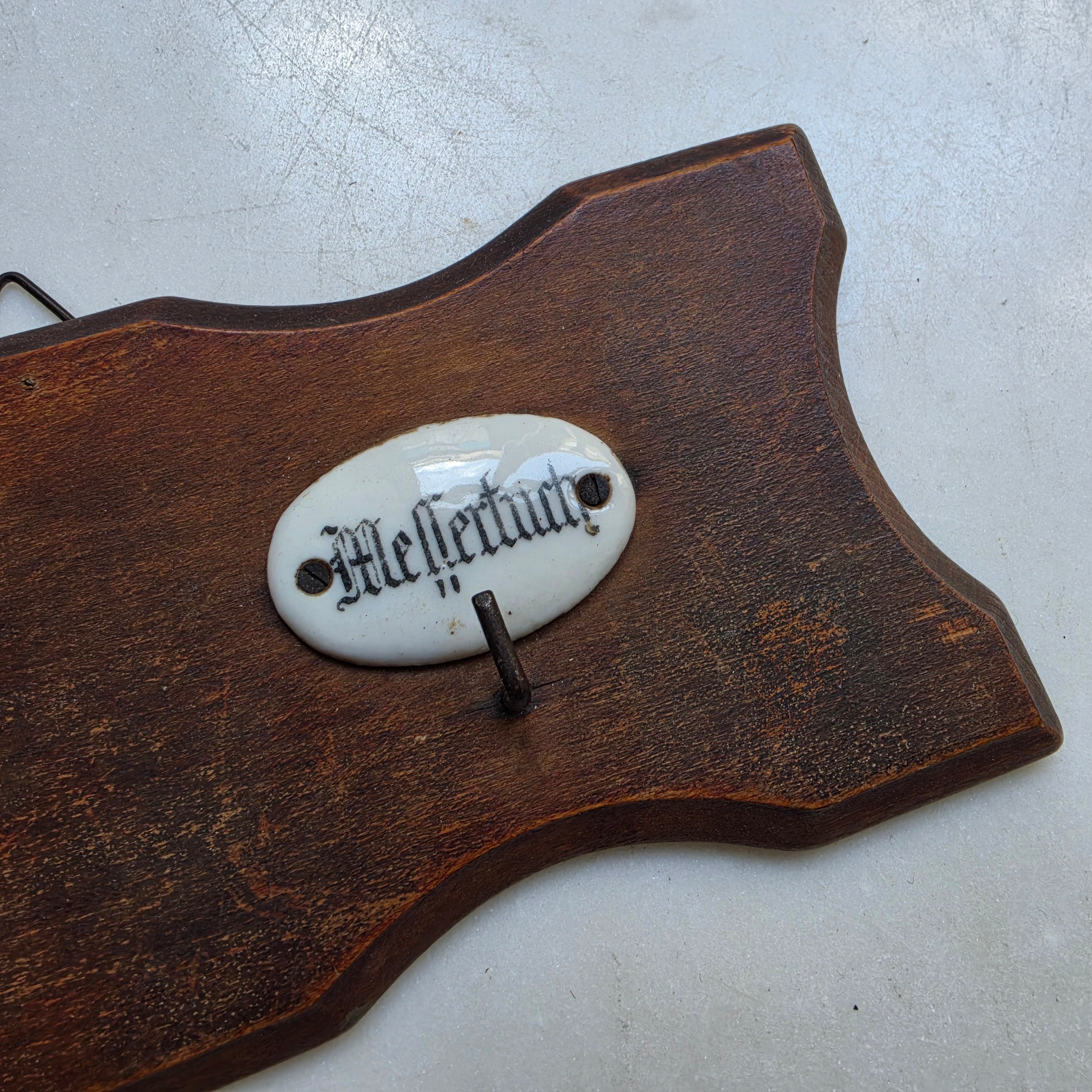 Antike Jugendstil Hakenleiste - Holz mit Porzellanschildchen "Wischtuch, Gläsertuch, Messertuch"