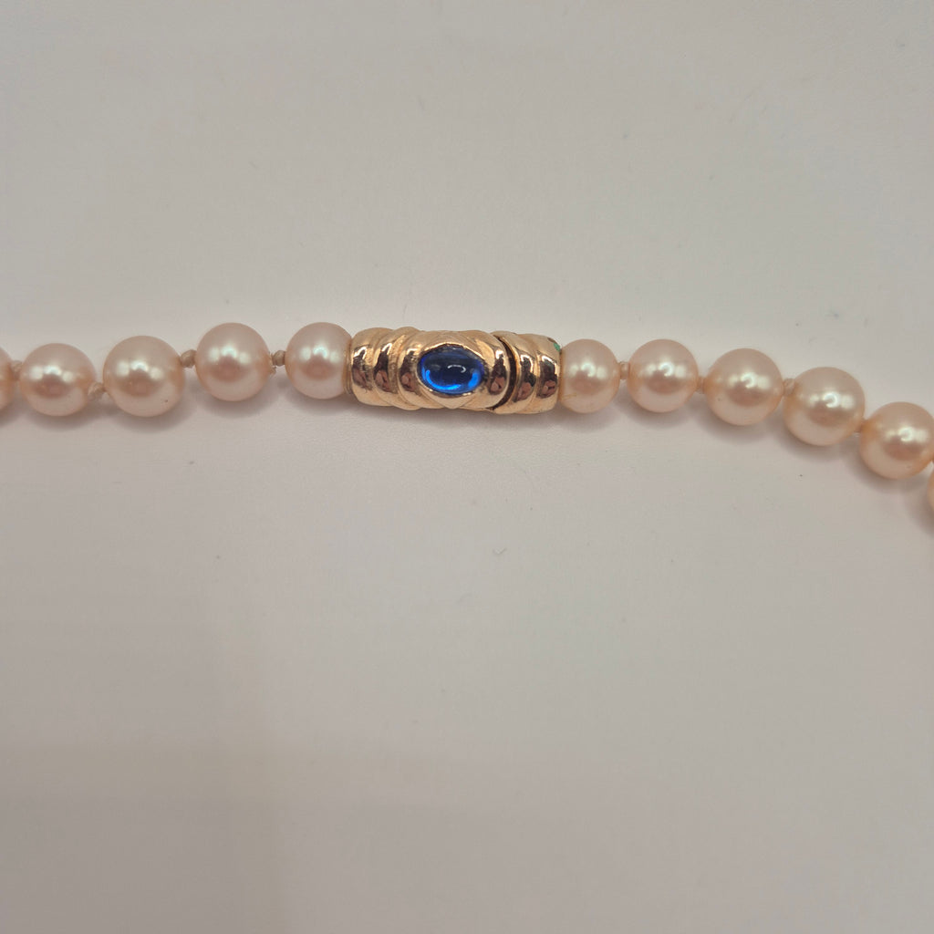 Elegante Modeschmuck-Perlenkette mit Saphir-Blauem Akzent