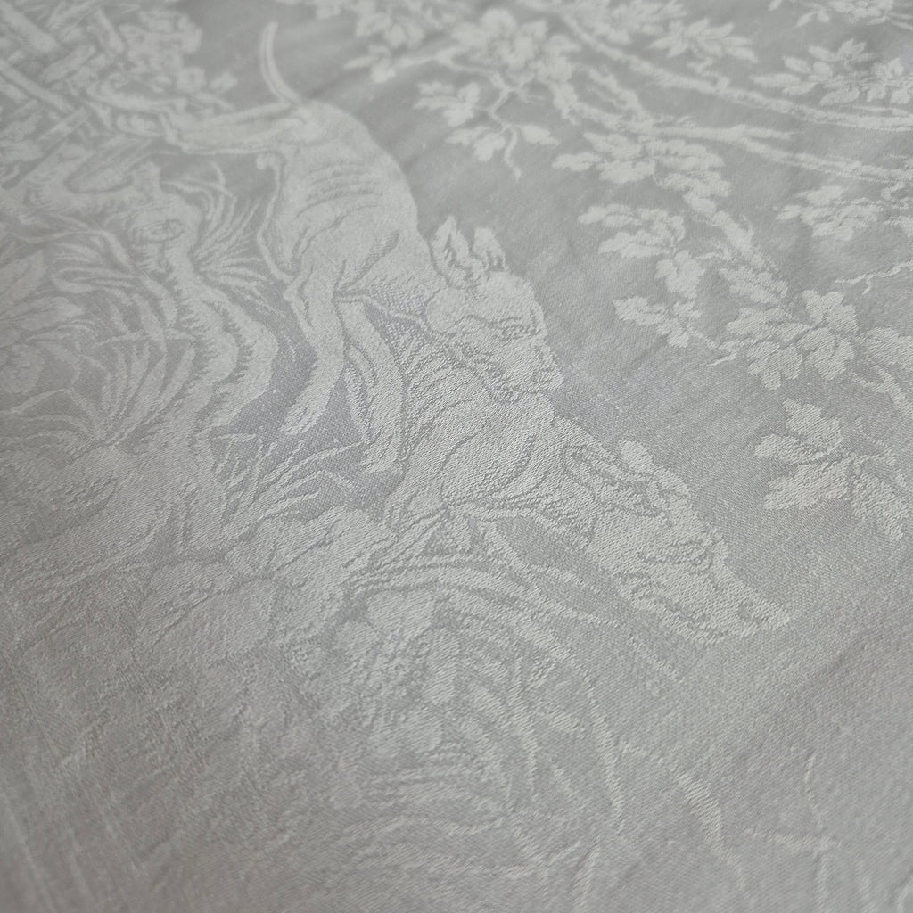 Antike Tischdecke weiß 77x91cm Damast weiß Jagtmotiv und Monogram L.B