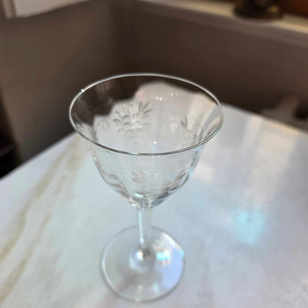Elegantes Vintage Kristallglas mit Weintrauben-Gravur – Handgeschliffen