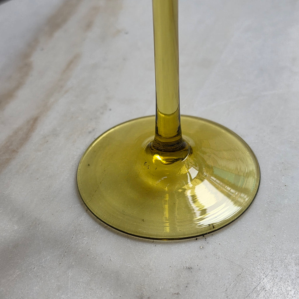 Vintage Römer Weinglas mit Sternenschliff – Oliven / Gelb-grüner Stiel – Mundgeblasen & Handgeschliffen