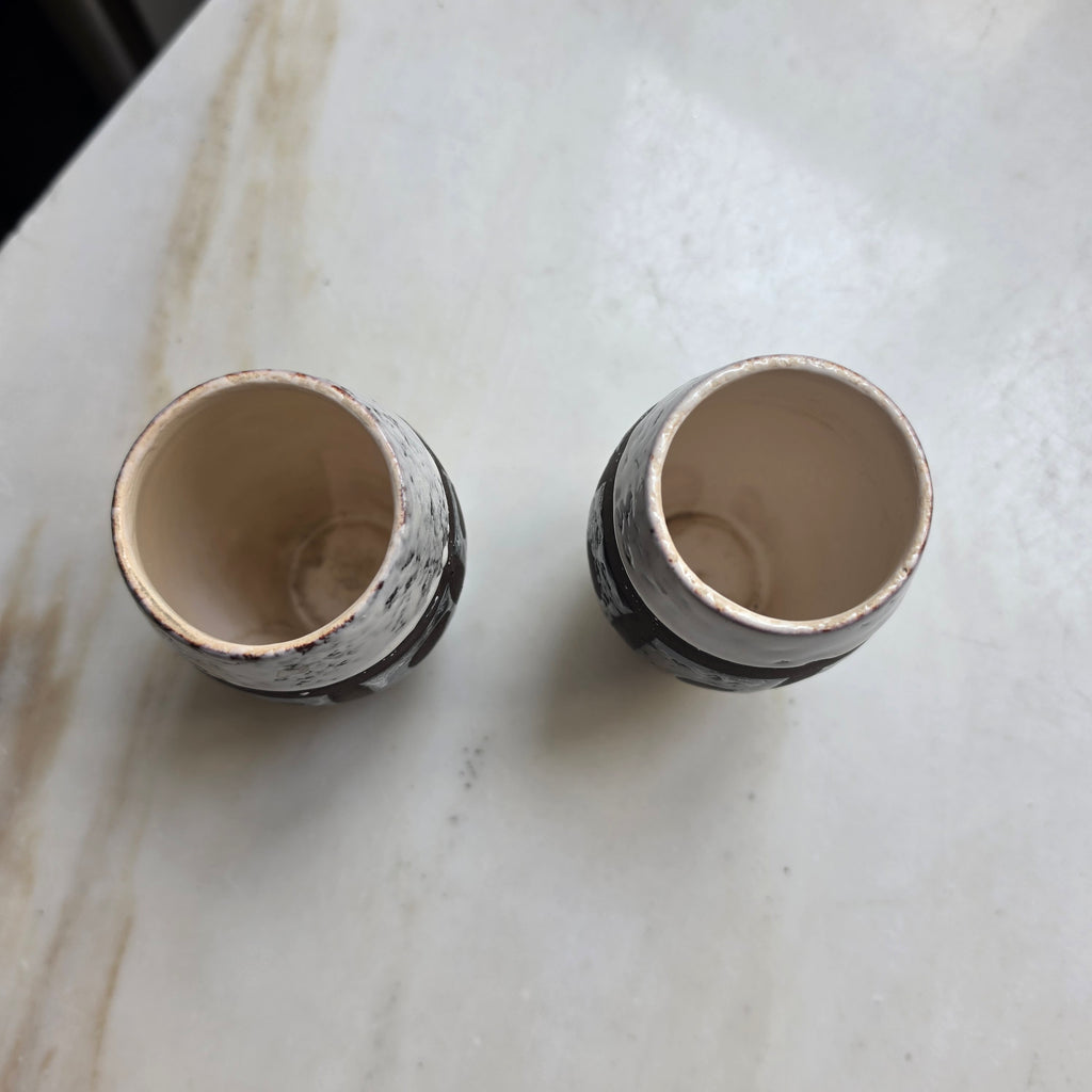 2x Alte Vintage Keramik Becher Mate oder als kleine Vasen braun beige