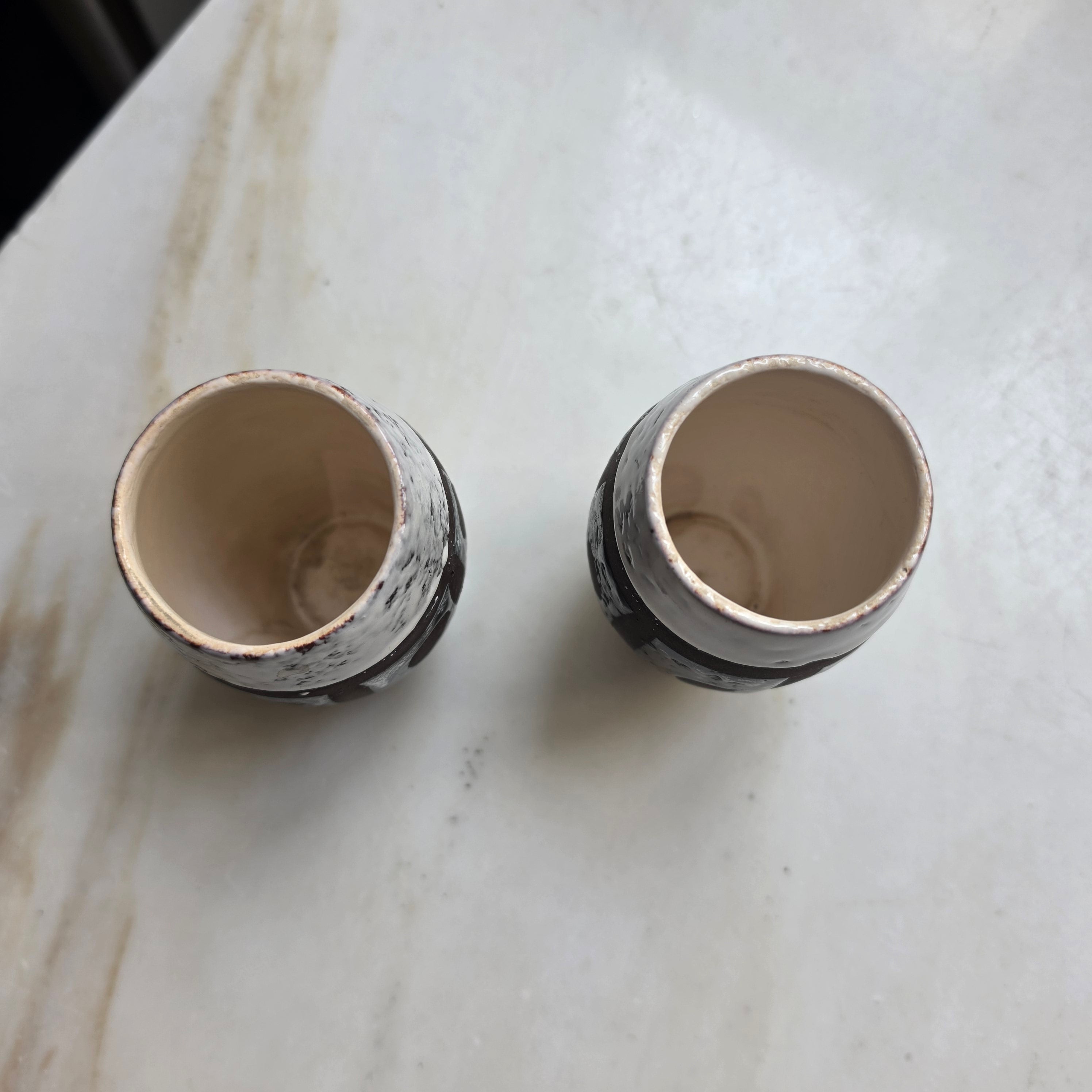 2x Alte Vintage Keramik Becher Mate oder als kleine Vasen braun beige