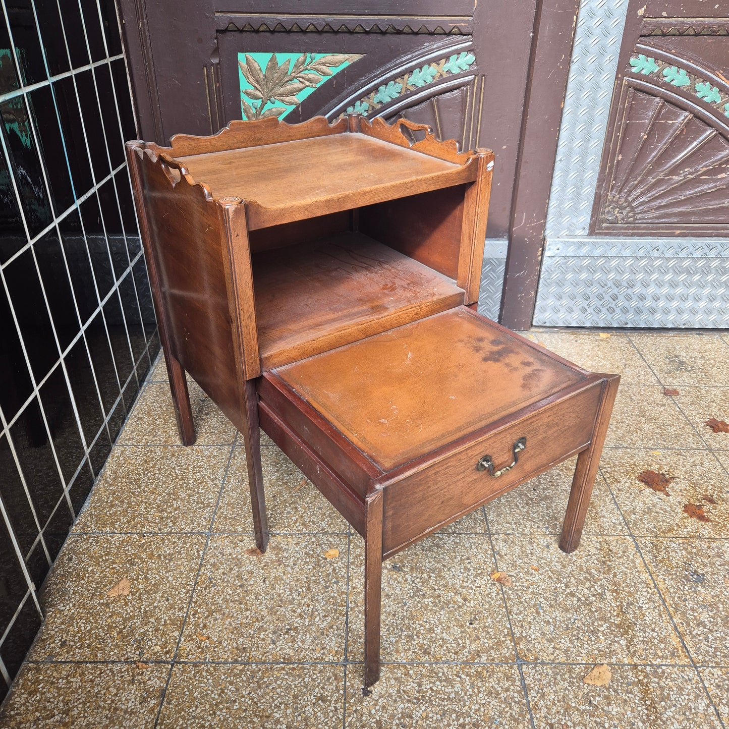 Antiker englischer Beistellschrank aus Holz mit einer Galerieplatte von 1890