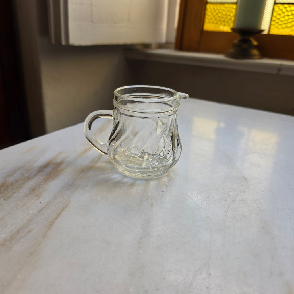 Kleines Vintage-Milchkännchen aus klarem Glas mit Spiraldruck und Sternboden