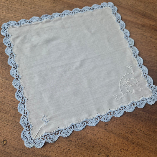 Vintage Stofftaschentuch weiß hellblau bestickt mit Rose & Monogramm L.W. Baumwolle gehäkelt/geklöppelt 28x27cm
