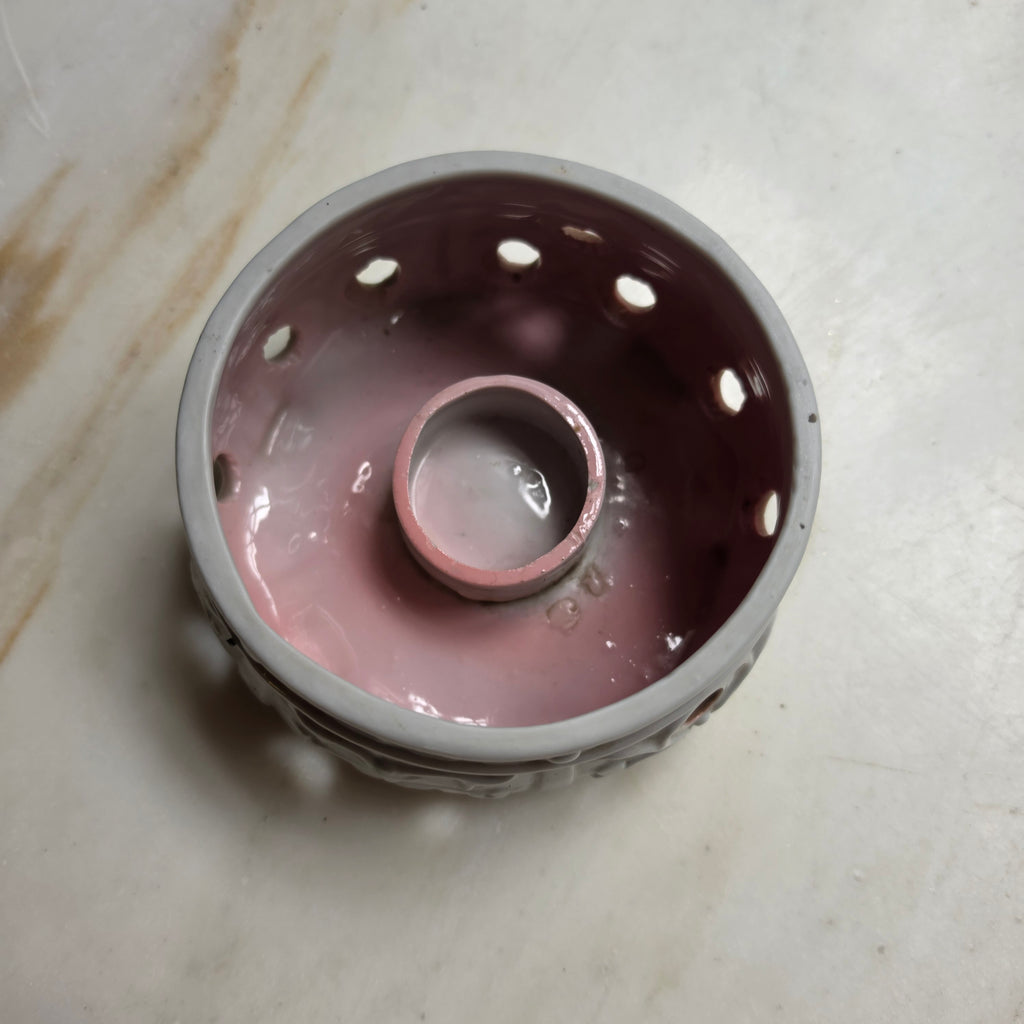 Vintage Keramik-Stövchen "Rosé Elegance" – Mit Reliefmuster & Zartrosa Innenlasur