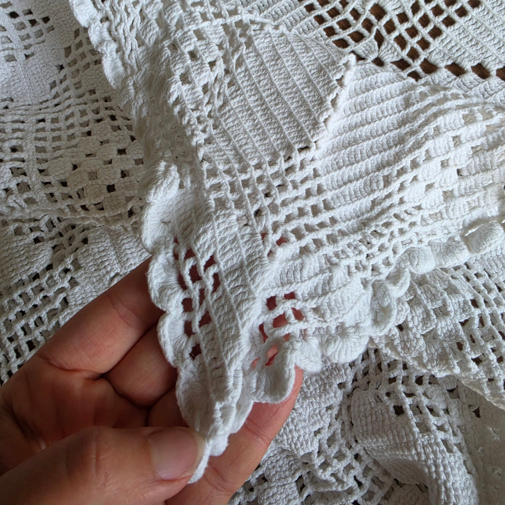 Große Vintage Häkeldecke Weiß - Handgearbeitete Filethäkel-Tischdecke Boho-Chic 235x250cm