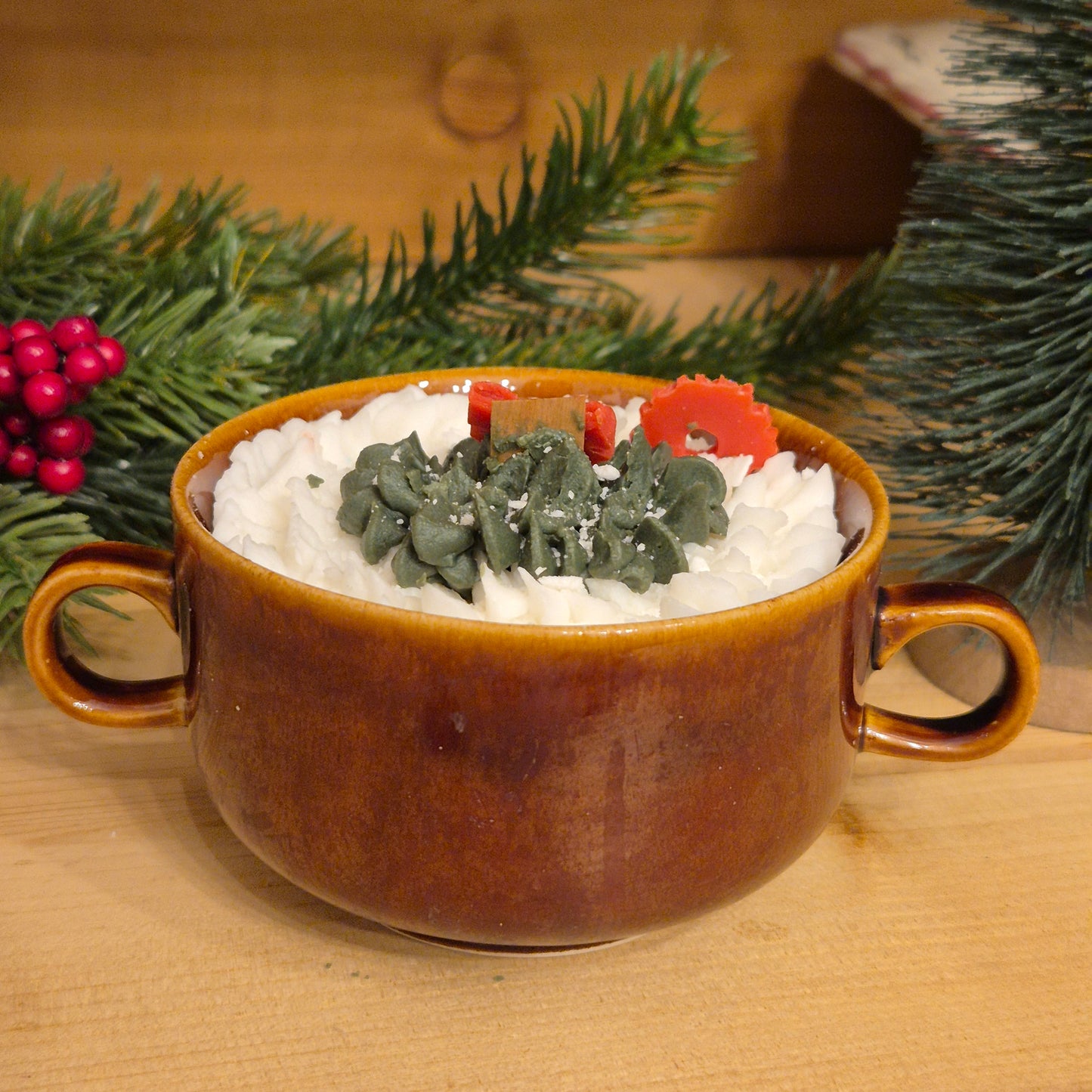 Handgemachte Sojawachskerze Weihnachtesgeschenk Sahne Dessert in Antiker Keramik Suppentasse GDR