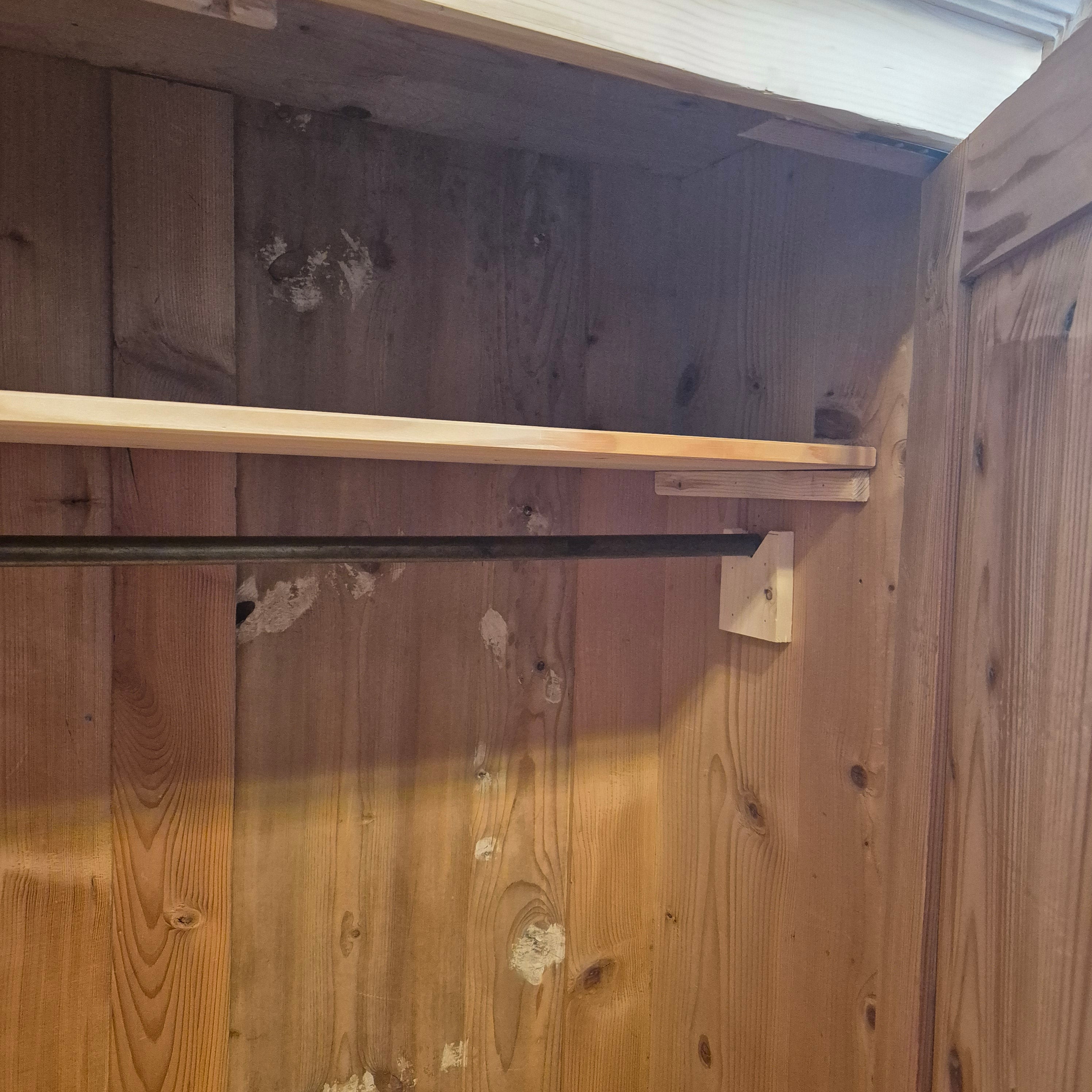 Antiker 20er Jahre Kleiderschrank abgeschliffen Vollholz