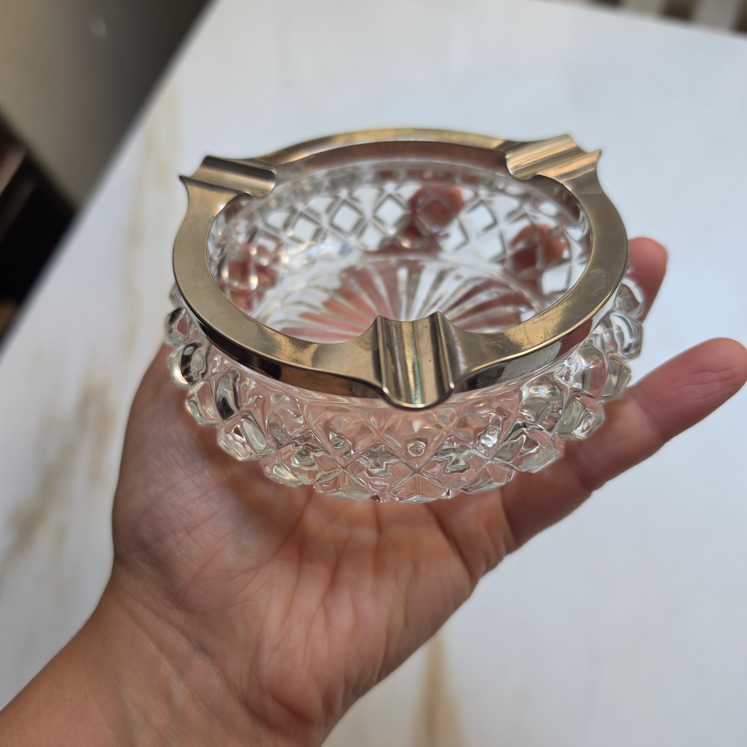 Vintage Kristall-Aschenbecher mit versilbertem Metallrand | Mid-Century Glas-Aschenbecher mit Rautenschliff