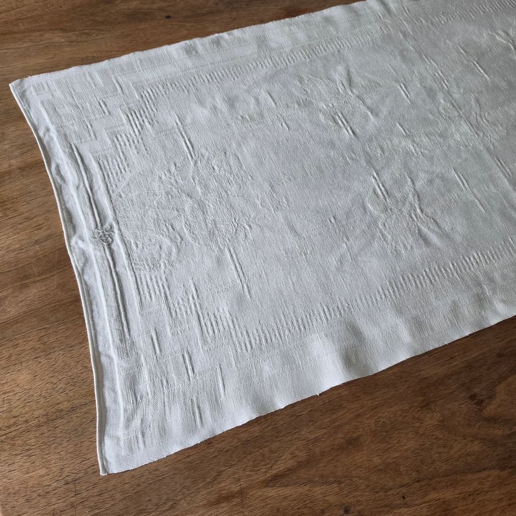 Edler Vintage Halbleinen-Tischläufer mit Damastmuster & Monogramm-Stickerei - 102x47cm H.P