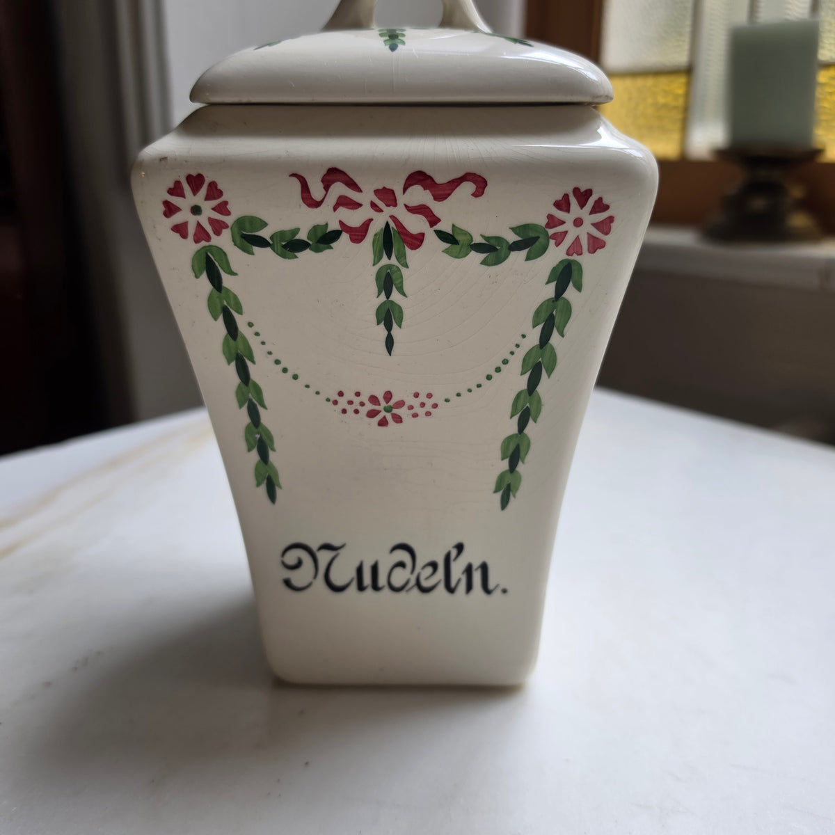 Antike Vorratsdose „Nudeln“ – Keramik im Landhaus-stil mit handbemaltem Blumendekor & Schleife