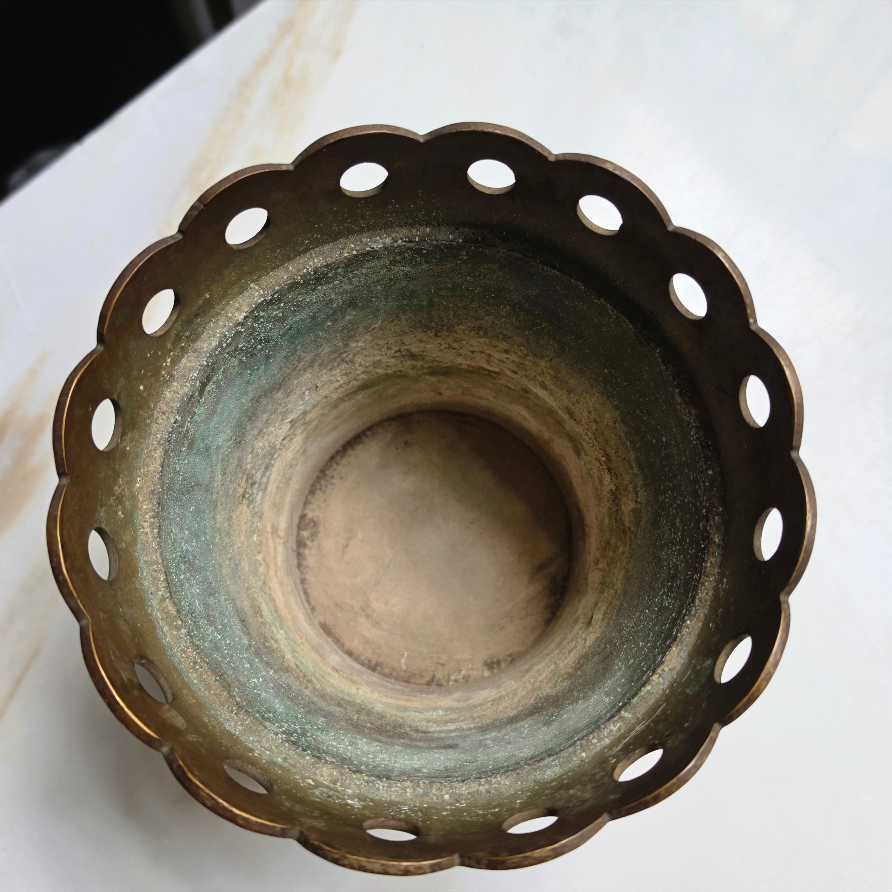 Antiker Messing-Übertopf / Jardinière – Biedermeier-Stil – mit Monogramm W.