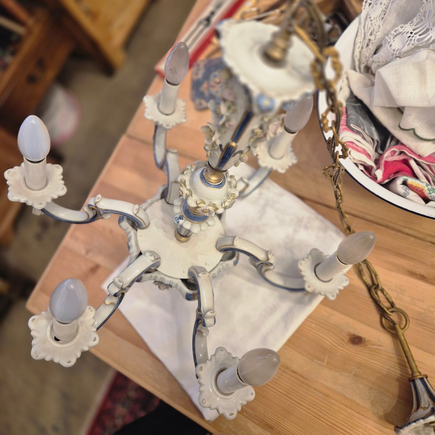Antiker Barock Blumendekor Kronleuchter oder Kandelaber aus Porzellan, Italien - 6-armig (geklebt)