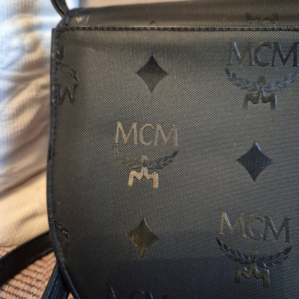 Vintage 90er Jahre MCM Umhängetasche mit Schleife – Klassisches Visetos-Design in Schwarz
