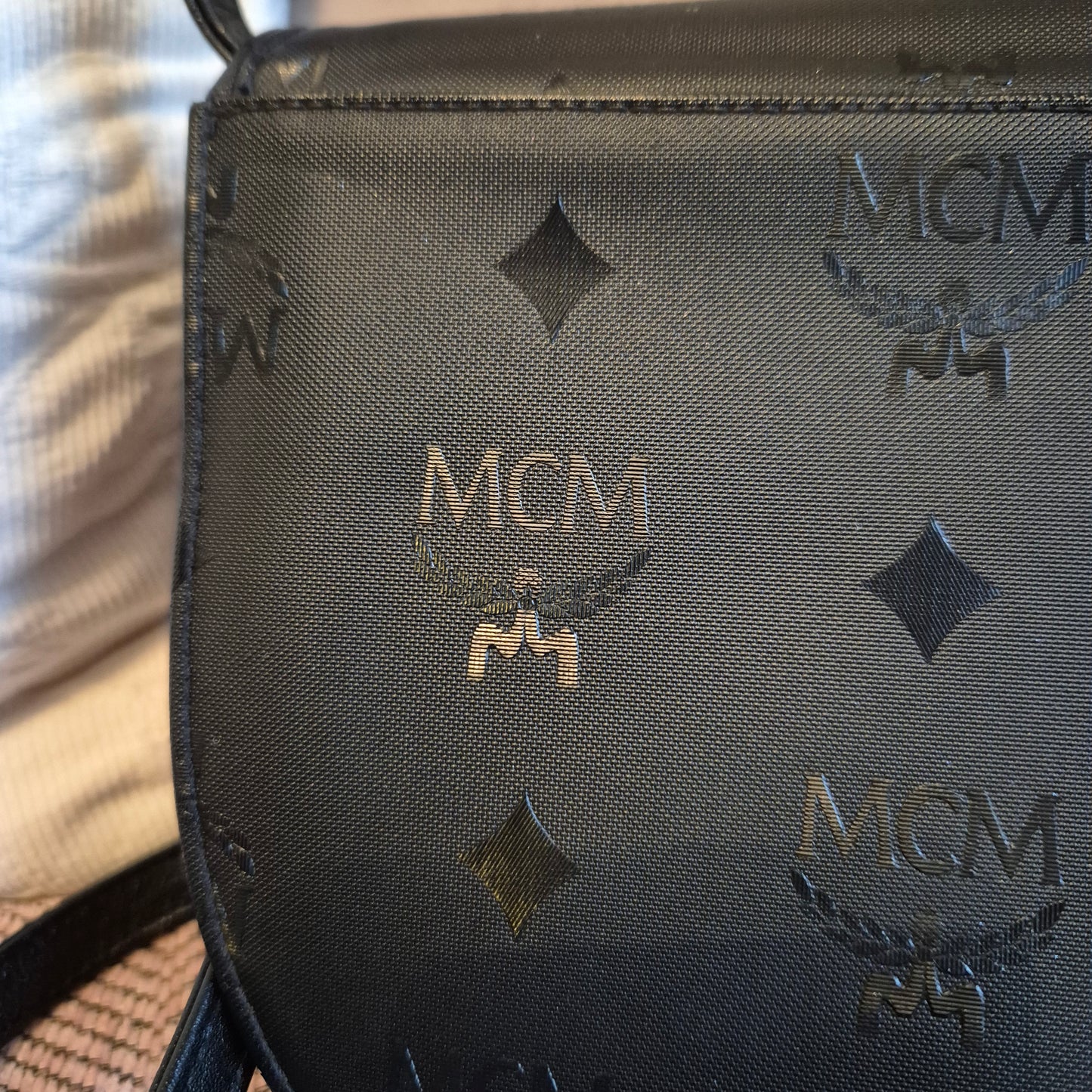 Vintage 90er Jahre MCM Umhängetasche mit Schleife – Klassisches Visetos-Design in Schwarz