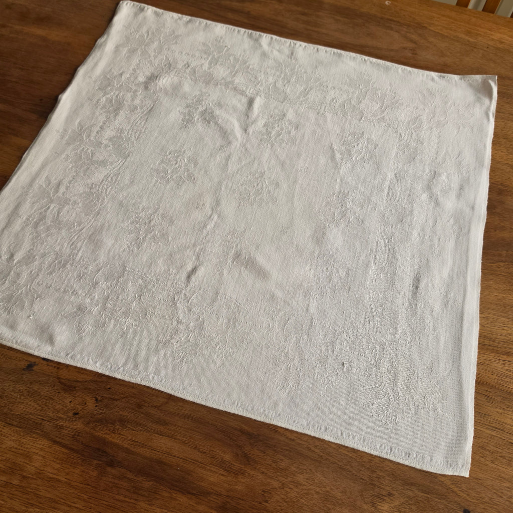 Edle Damast-Serviette / Mundtuch mit dezentem Blütenmuster – Klassische Eleganz in Weiß - 52x54cm