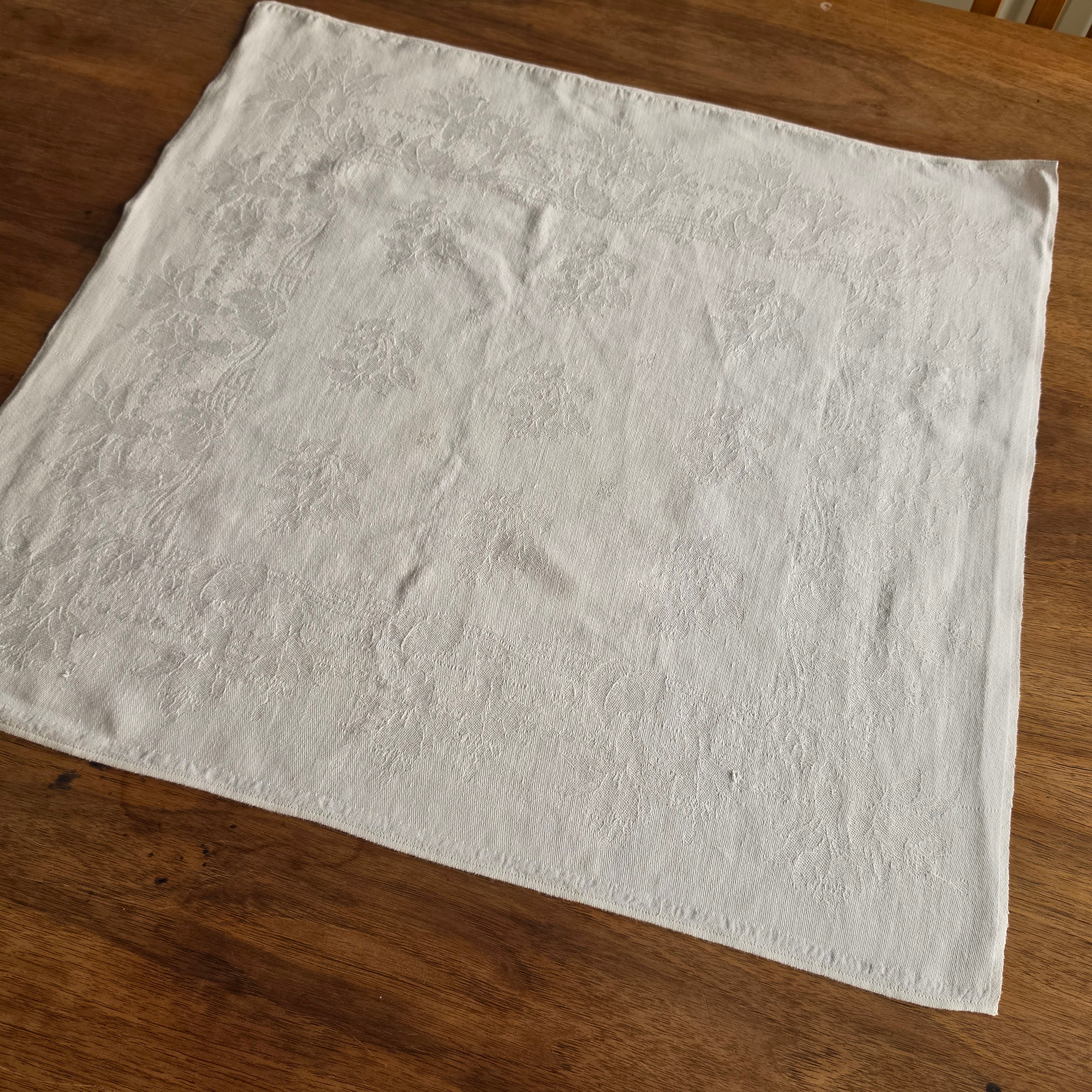 Edle Damast-Serviette / Mundtuch mit dezentem Blütenmuster – Klassische Eleganz in Weiß - 52x54cm