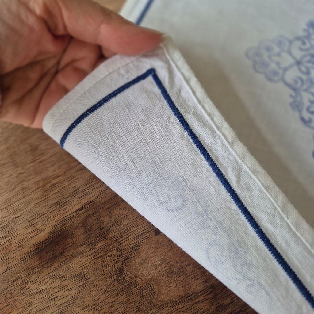 Kleine antike Mitteldecke  bedruckt oder zum besticken blau weiß
