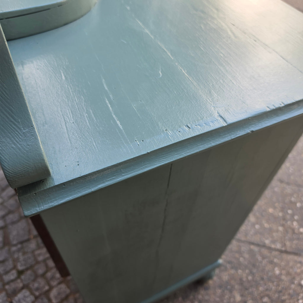 Antike Kommode mit Aufsatz im Shabby-Chic-Look – Salbeigrün mit Messingbeschlägen