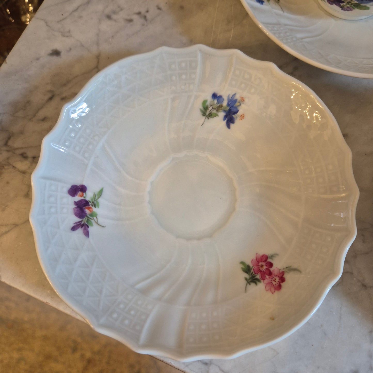 6x Antike Hutschenreuther Porzellan Tassen mit Untertassen mit Blumenmotiv Reliefrand Tee Kaffee