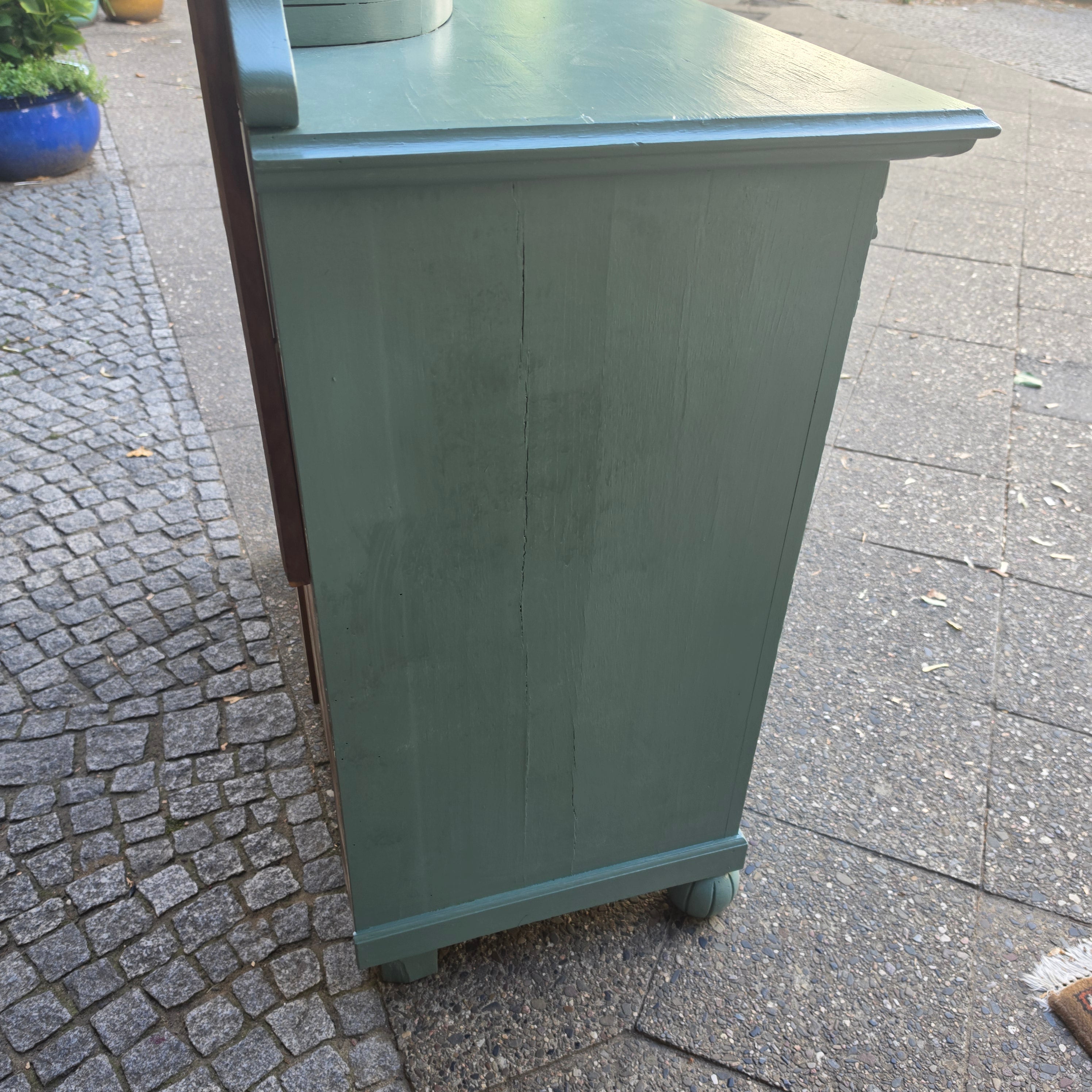 Antike Kommode mit Aufsatz im Shabby-Chic-Look – Salbeigrün mit Messingbeschlägen