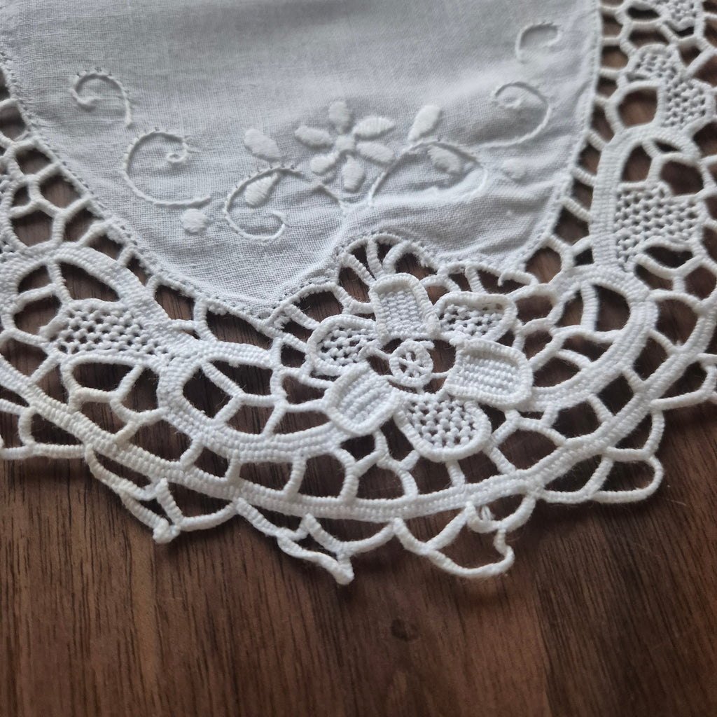 Antikes französisches kleines Deckchen weiß geklöppelt Baumwolle 32x22cm ♡