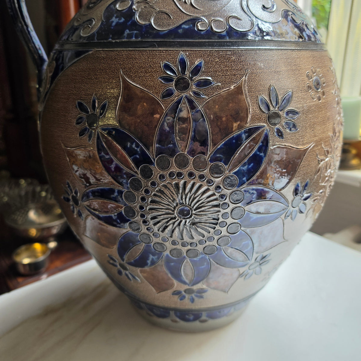 Antiker Keramik-Krug von Bernhard Jak. Giertz (Adendorf b. Bonn) – Handarbeit mit Eulen- & Blumen-Relief