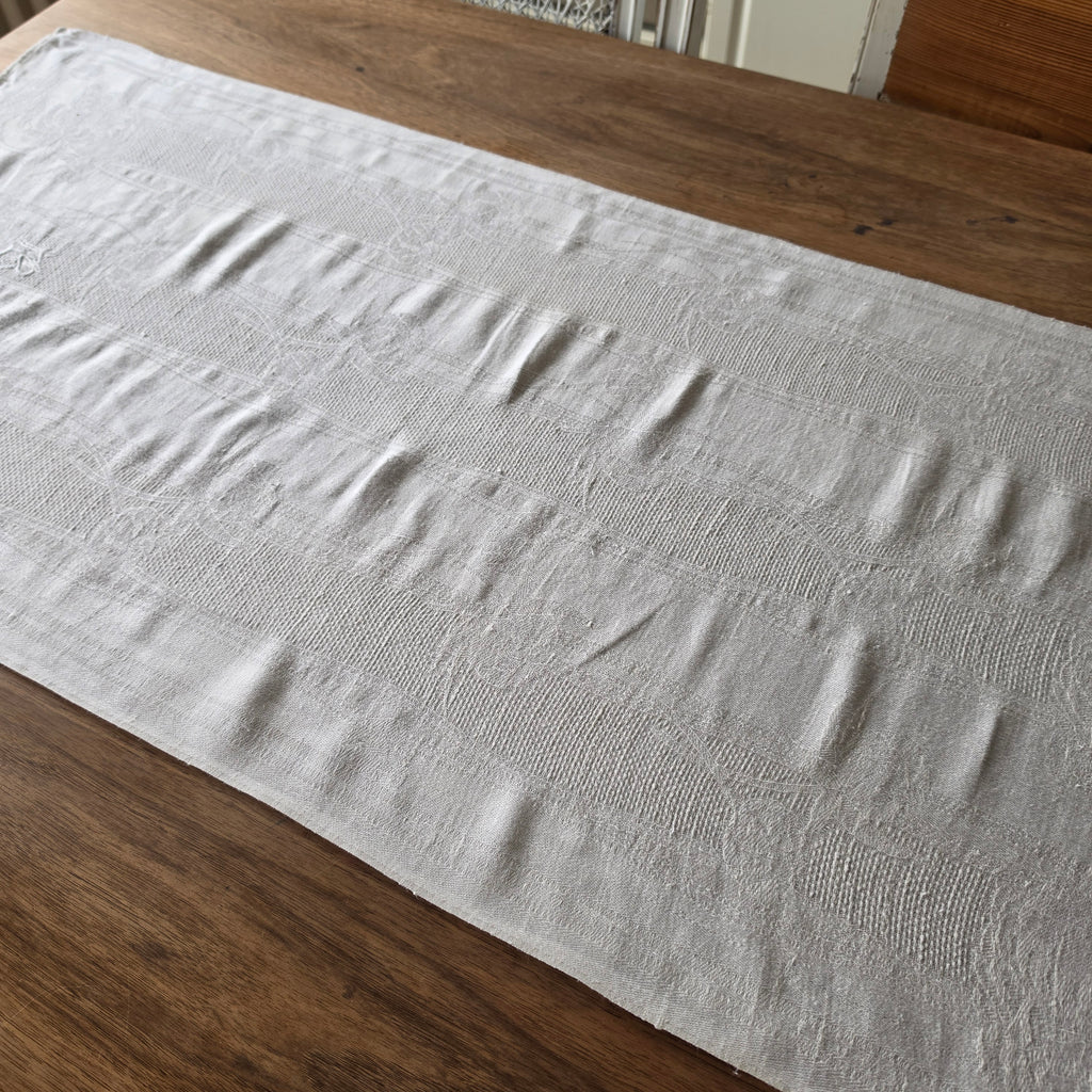 Antiker Damast-Tischläufer mit handgesticktem Monogramm – Vintage-Eleganz - 47x103cm