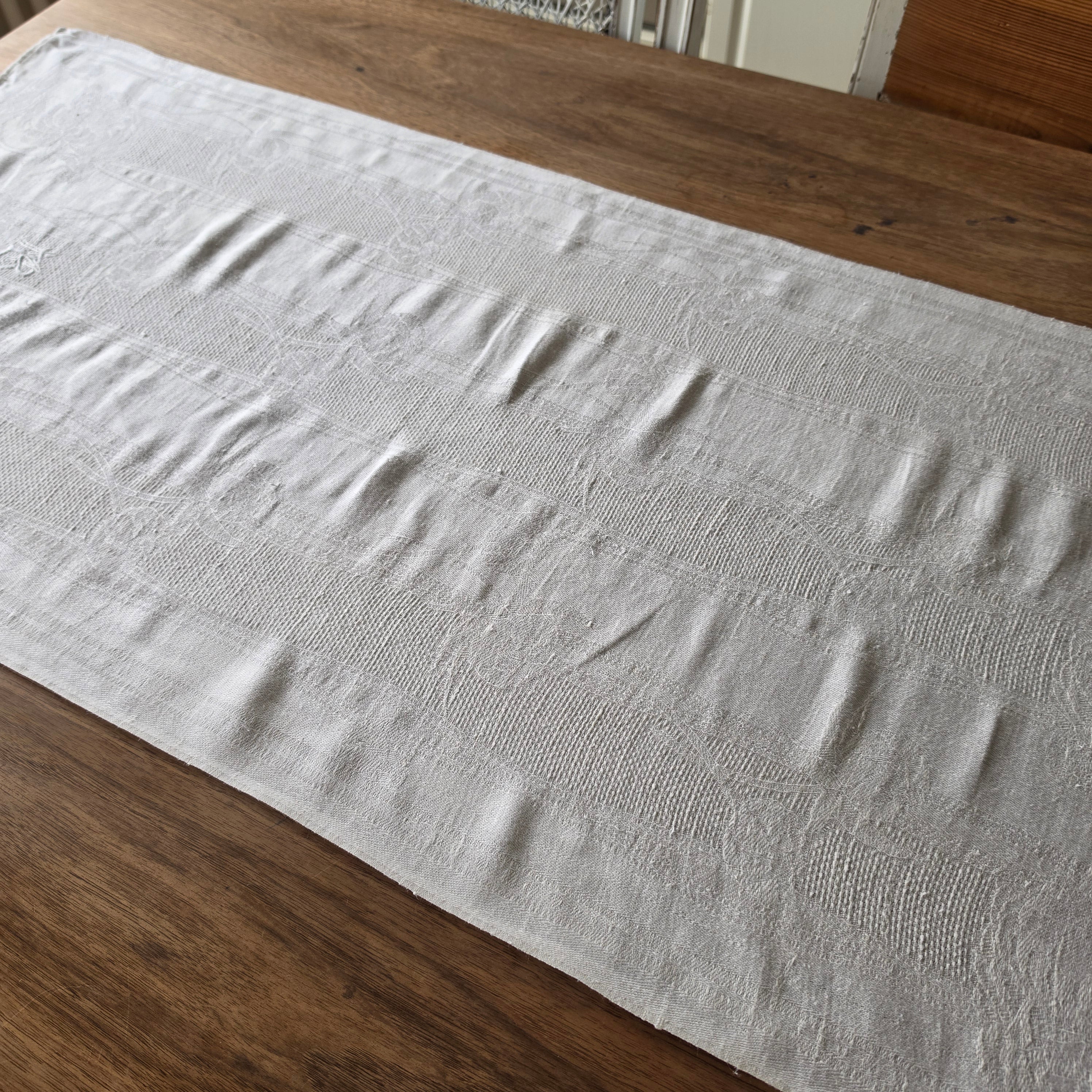 Antiker Damast-Tischläufer mit handgesticktem Monogramm – Vintage-Eleganz - 47x103cm