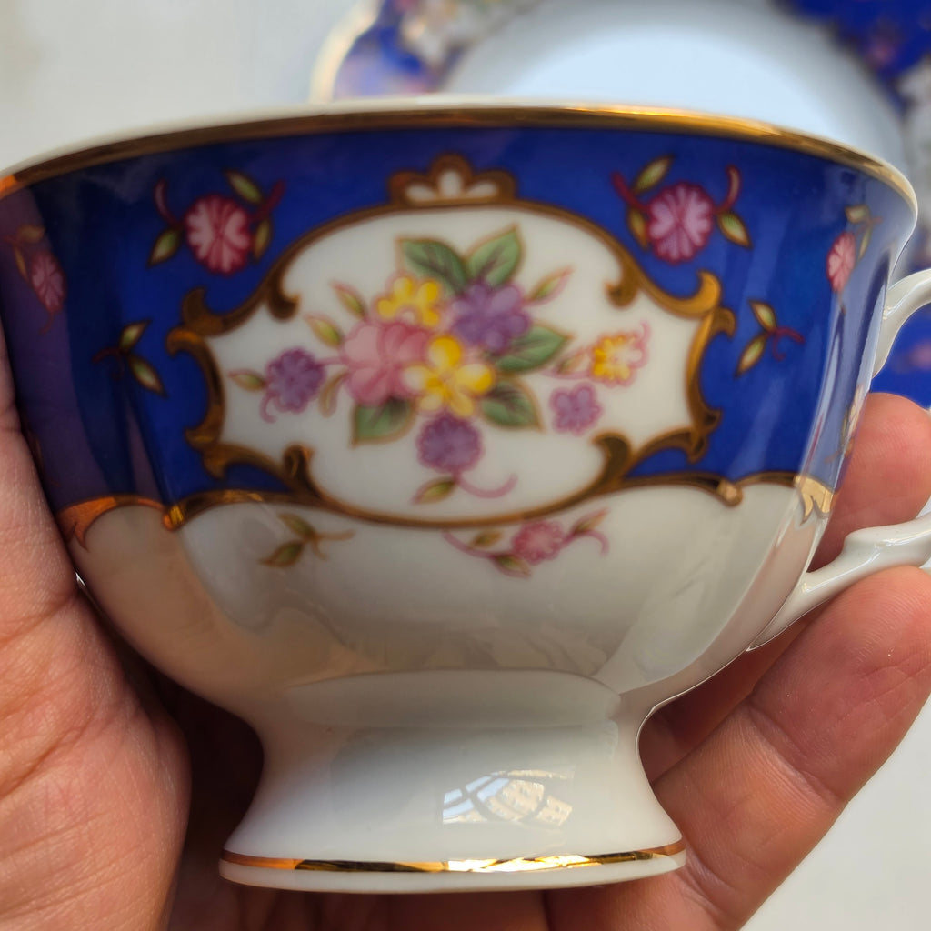Vintage Porzellan Gedeck 3-teilig „Sissy“ von MF Design – Kobaltblau mit Golddekor & Blumenbukett