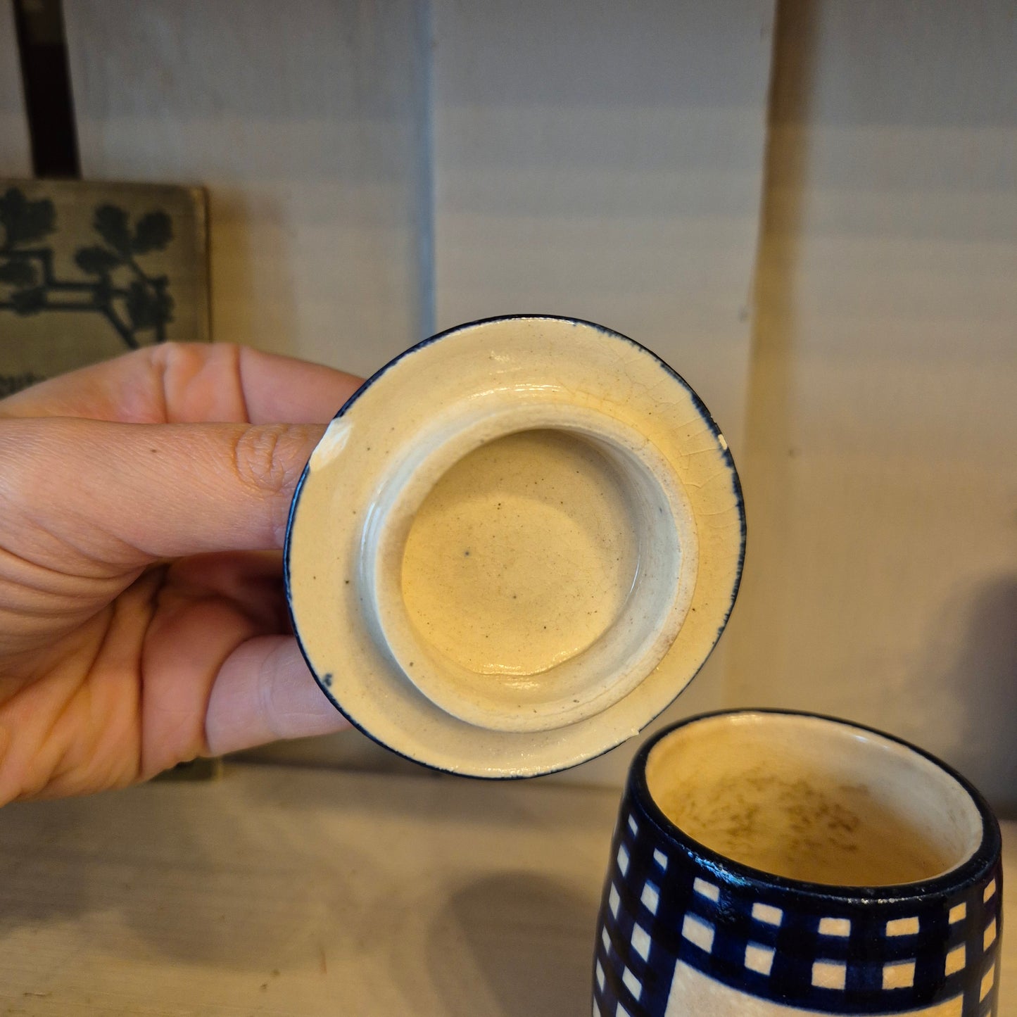 Alte kleine Keramik Gewürzdose mit Deckel mit Aufschrift " Senf" blau weiß