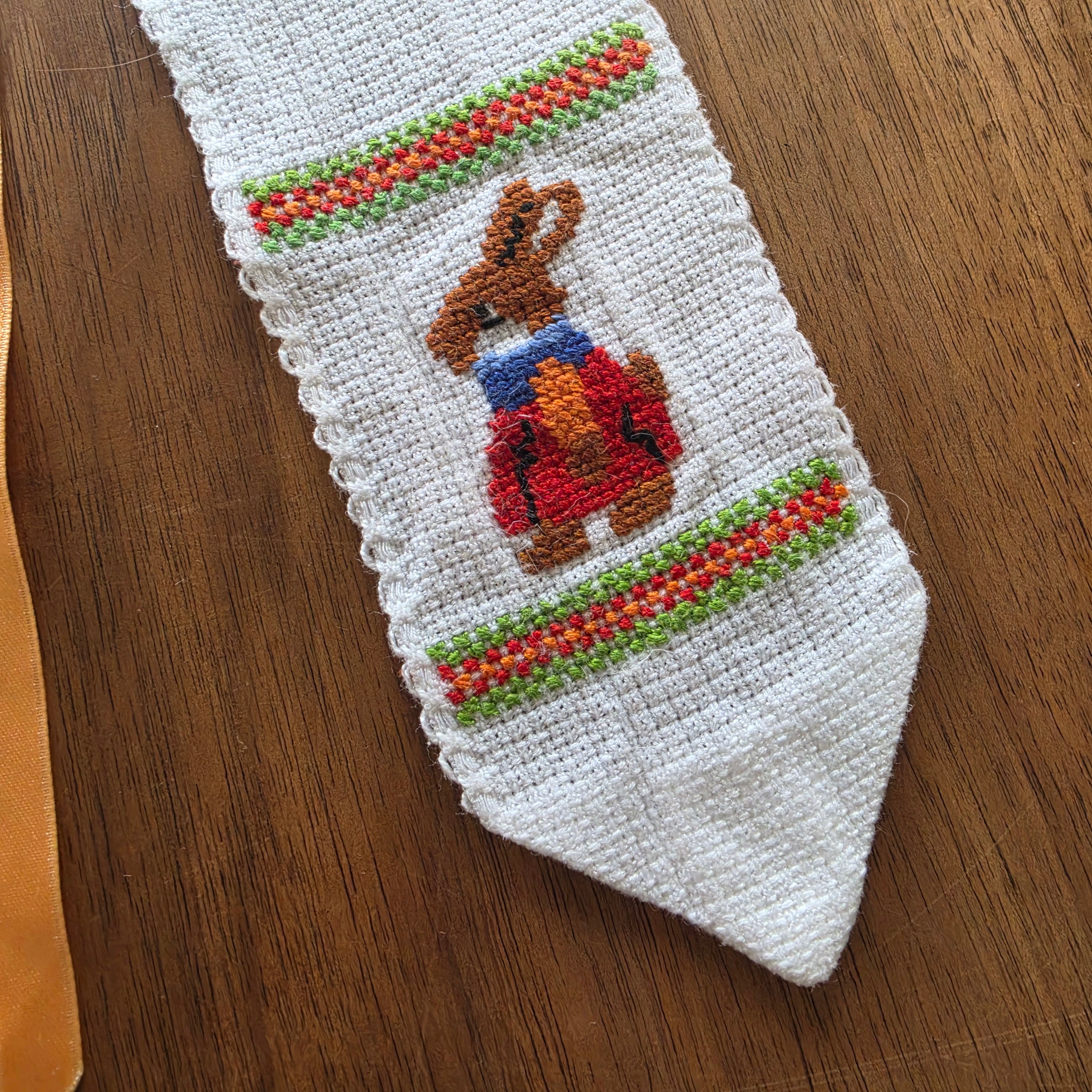 Handgestickte Oster-Schleife mit Hasen-Motiven – Vintage Wanddeko / Türdeko (Kreuzstich) - 47cm