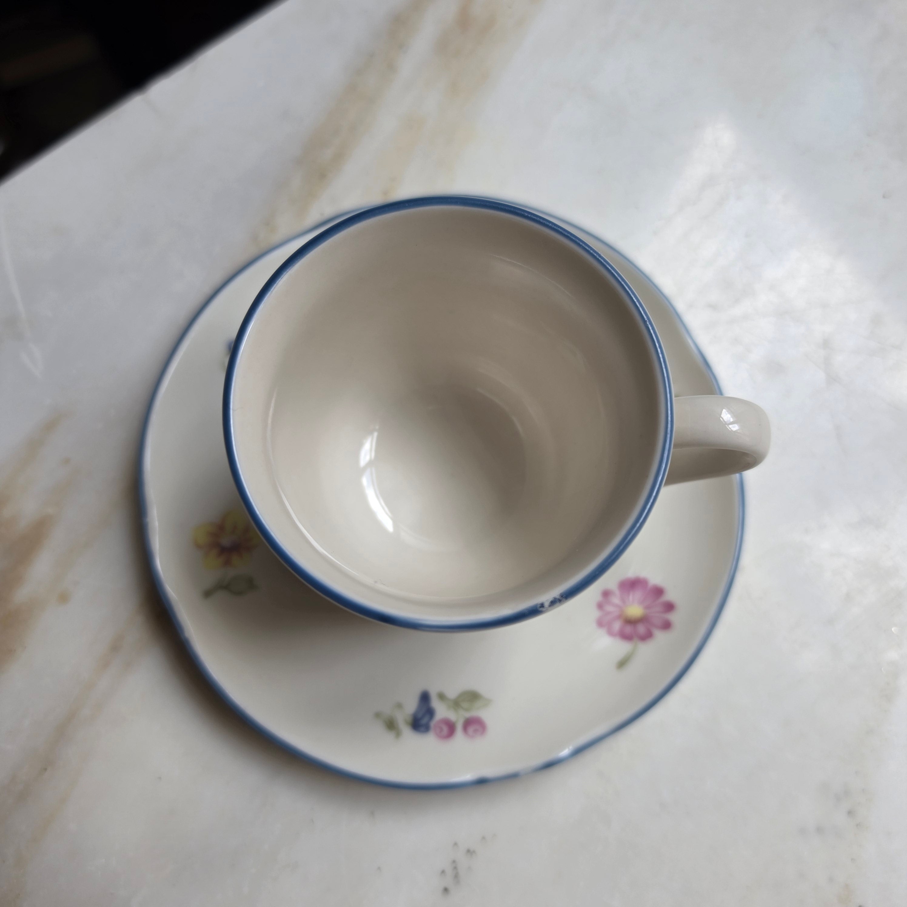 Vintage Keramik Tassen-Set mit floralem Muster & geschwungenem Rand
