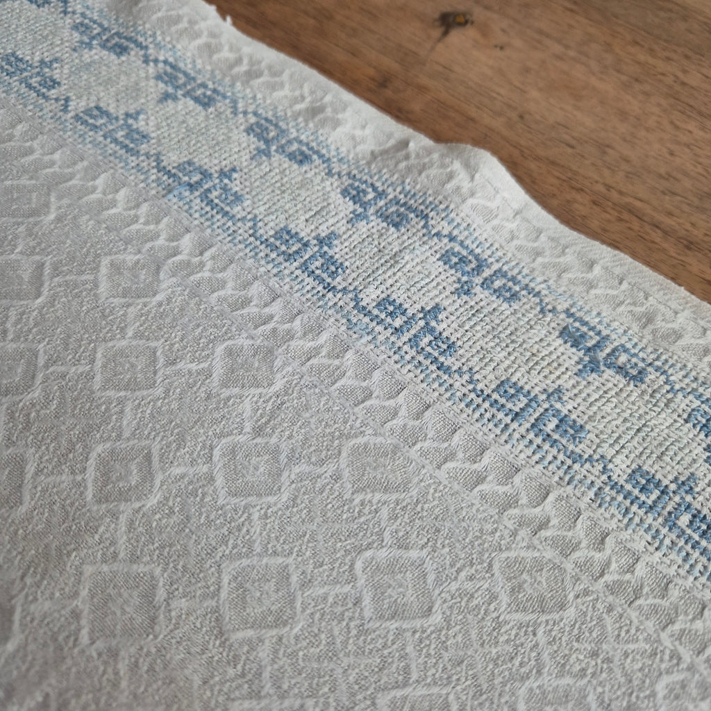 Antiker Baumwolle Tischläufer handbestickt mit mini Fleck! 29x170cm mit Fransen blau weiß