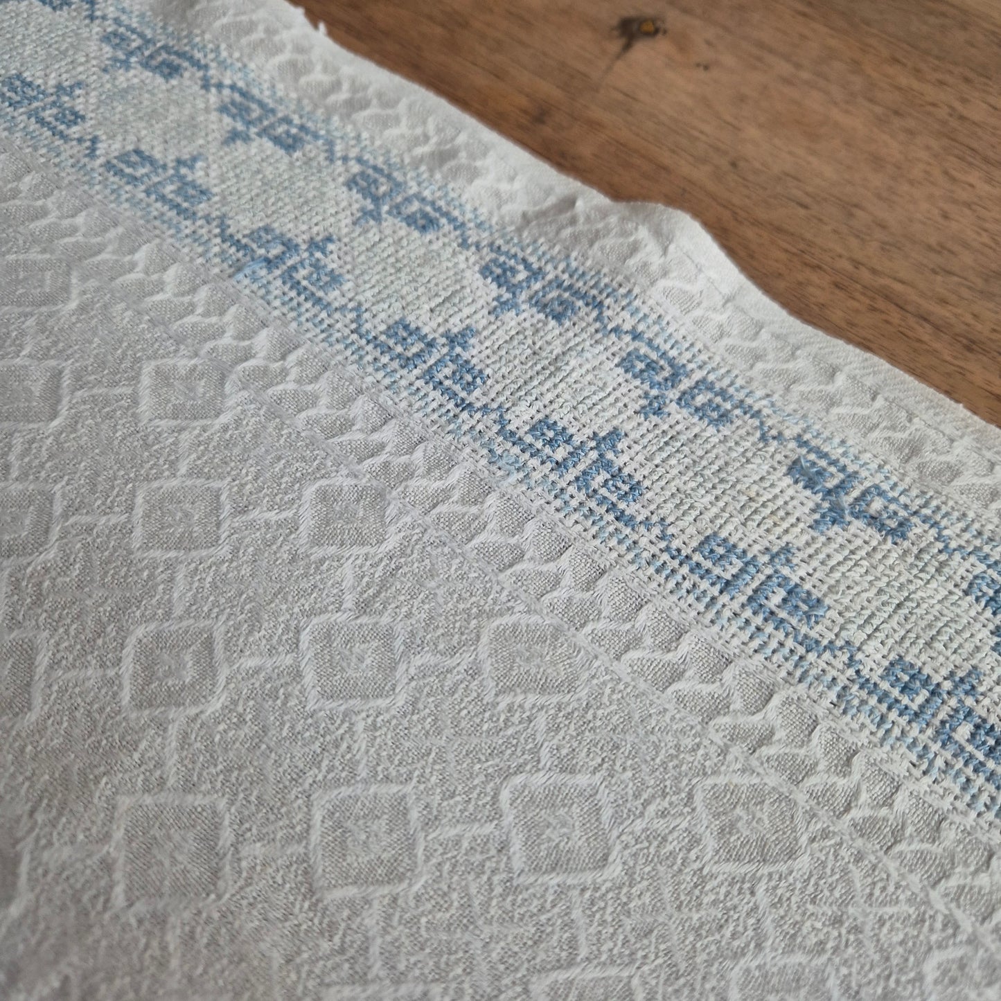 Antiker Baumwolle Tischläufer handbestickt mit mini Fleck! 29x170cm mit Fransen blau weiß