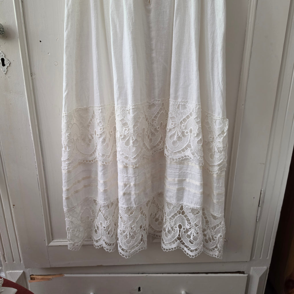 Romantisches Vintage Trägerkleid – Weißes Halbleinen & Spitze (Handgemachtes Unikat)