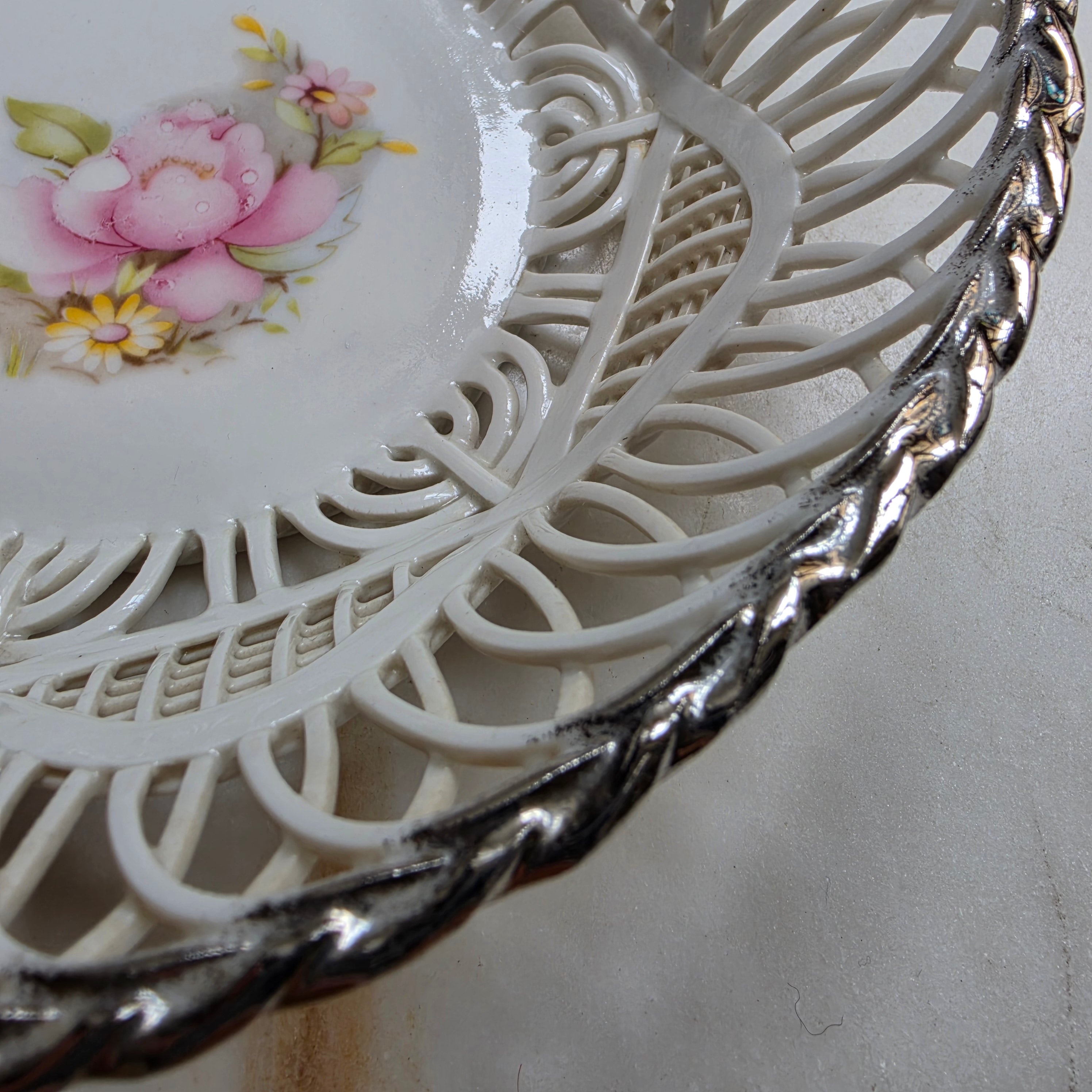 Vintage Porzellan Durchbruchschale – Porfin Cluj-Napoca Körbchen mit Blumendekor & Silberrand