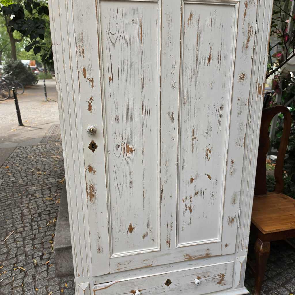 Abgeschliffener Jugendstil Holz Schrank Kleiderschrank AntikAntiker Holzschrank im Vintage Shabby-Chic Stil – Weiß patina