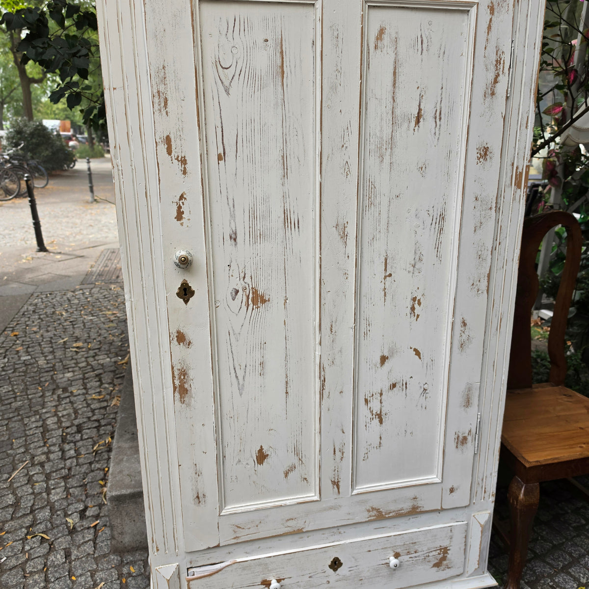 Abgeschliffener Jugendstil Holz Schrank Kleiderschrank AntikAntiker Holzschrank im Vintage Shabby-Chic Stil – Weiß patina
