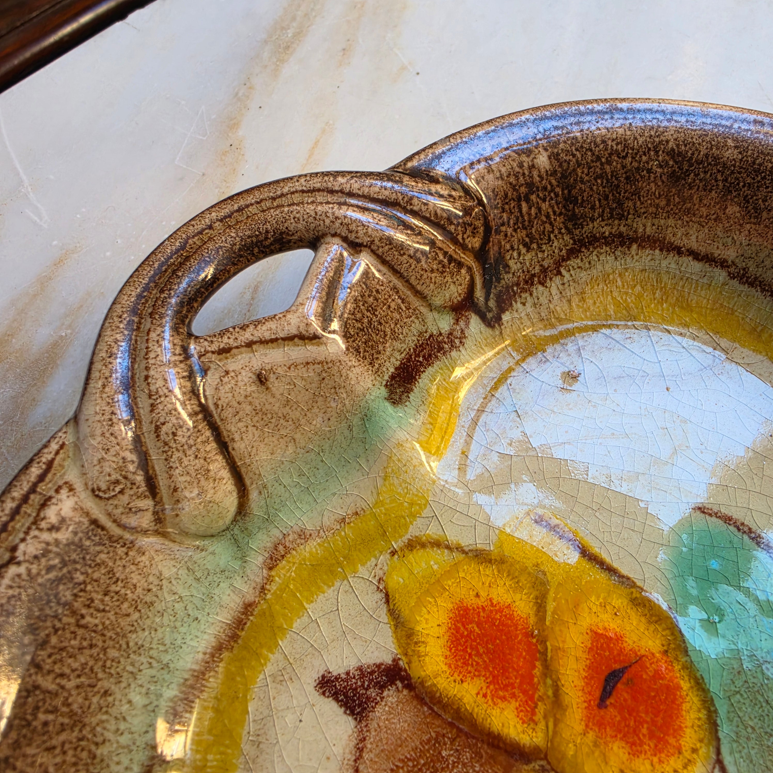 Vintage handbemalte Art Deco Keramik-Obstschale mit Laufglasur