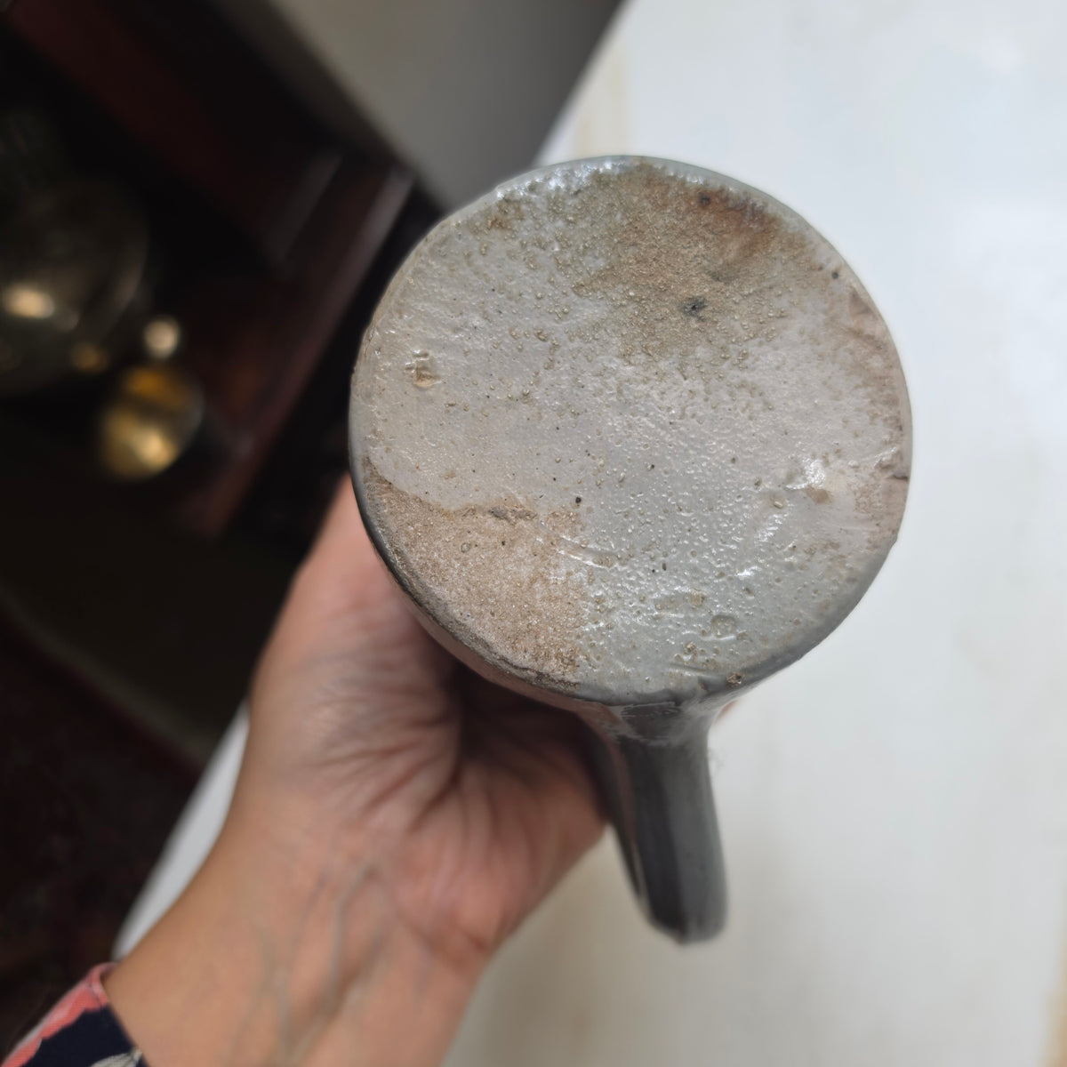 Vintage Steingut-Tasse in Grau mit blauer Handbemalung