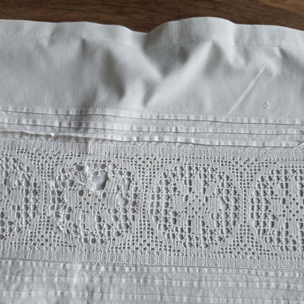 Baumwolle Upcycling-Potenzial pur: Shabby Chic Kissenhülle mit Häkelspitze - 65x75cm
