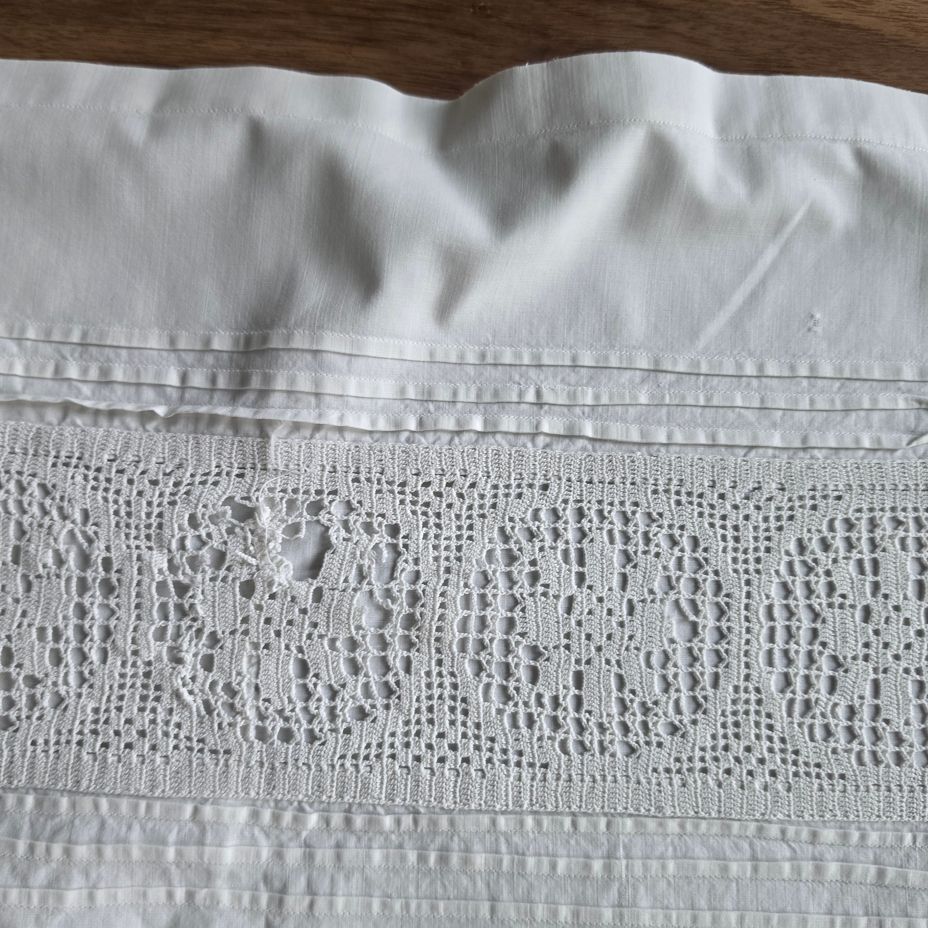 Baumwolle Upcycling-Potenzial pur: Shabby Chic Kissenhülle mit Häkelspitze - 65x75cm