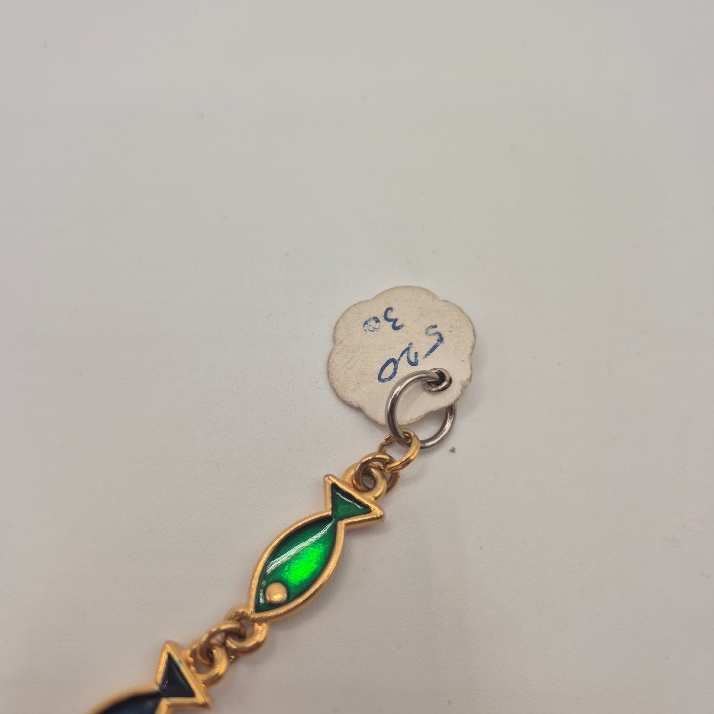 Goldenes Vintage Armband mit grünen blauen Emaille-Fischen 70er Jahre