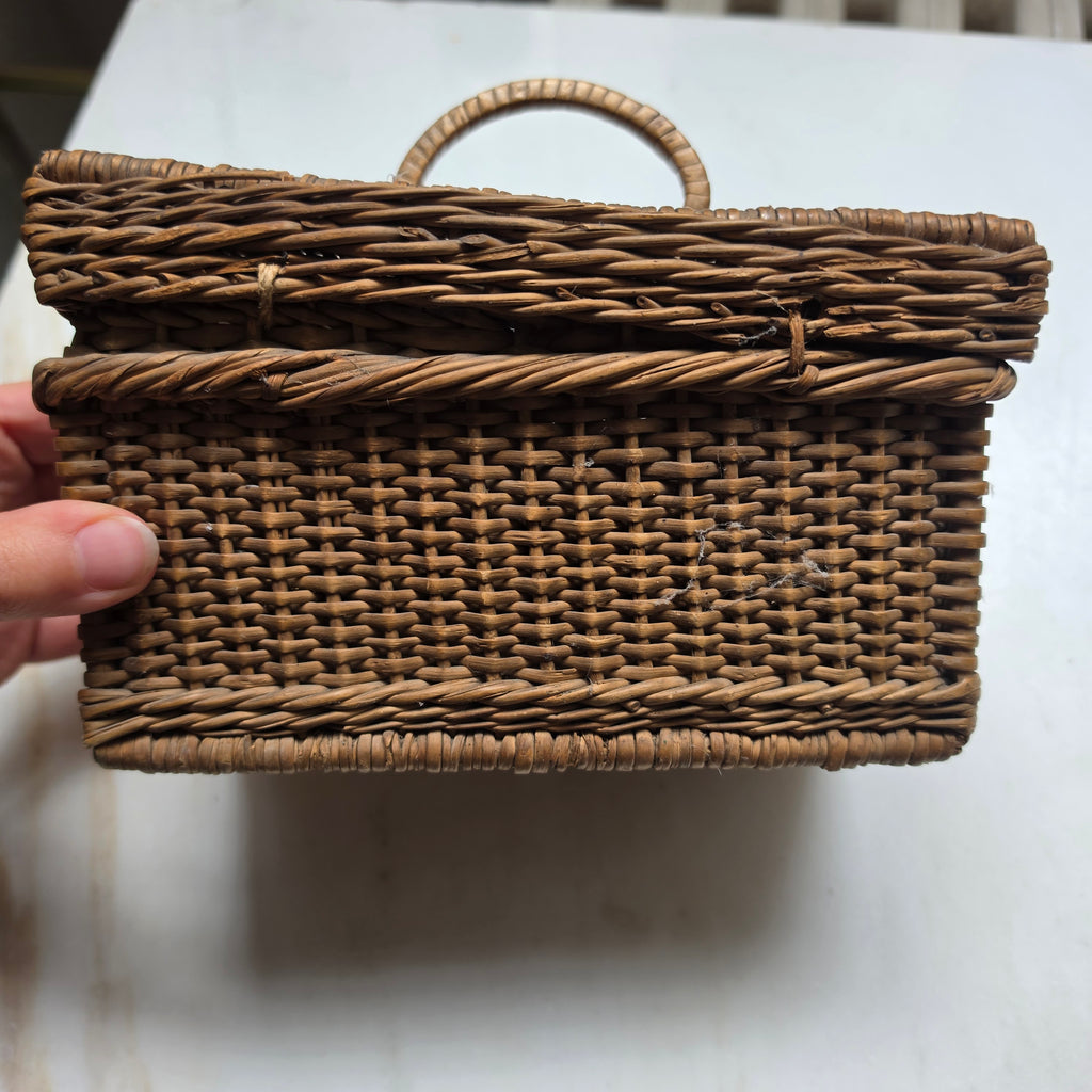 Kleines Vintage Flechtkörbchen mit Deckel - Süßer Mini-Korb mit rustikalen Hanfband-Details
