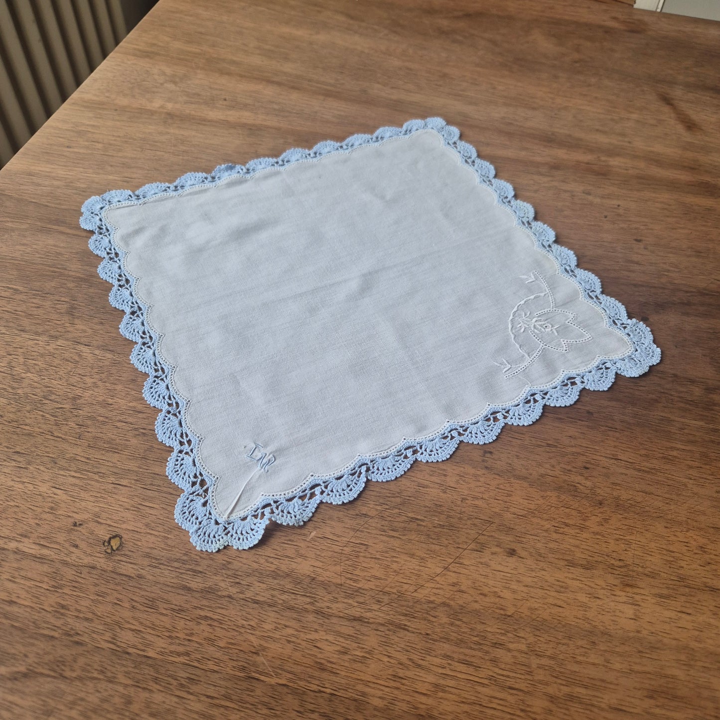 Vintage Stofftaschentuch weiß hellblau bestickt mit Rose & Monogramm L.W. Baumwolle gehäkelt/geklöppelt 28x27cm