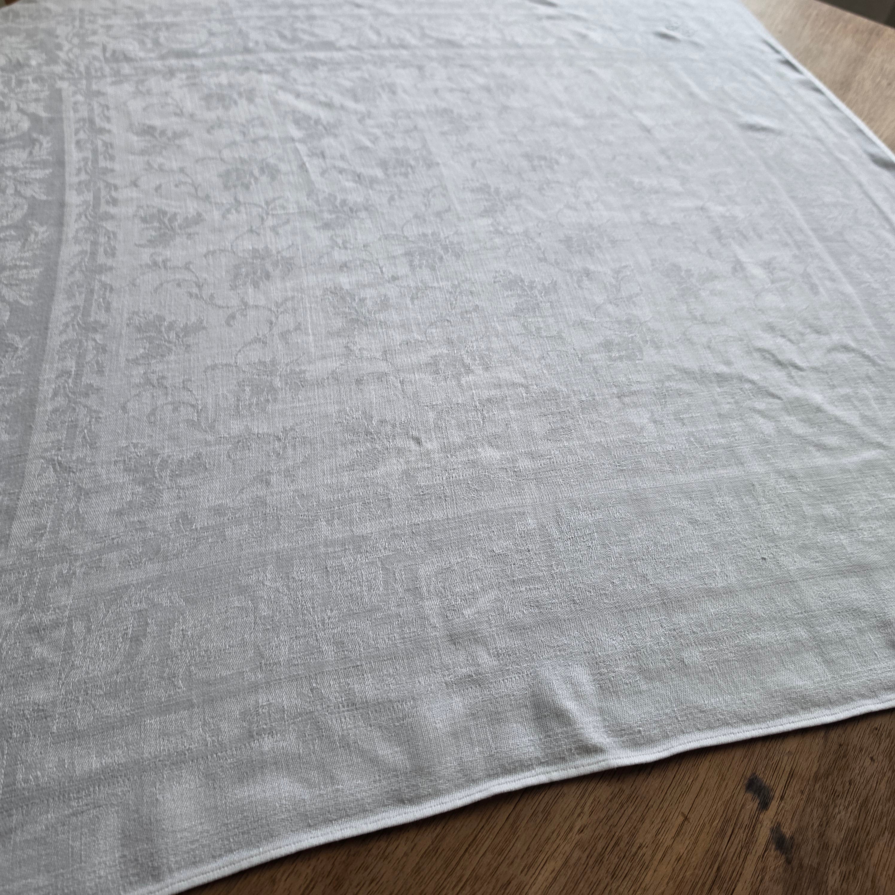 Vintage Damast-Tischdecke / Mundtuch mit Floralem Muster & Handstickerei "HB" 69x66cm