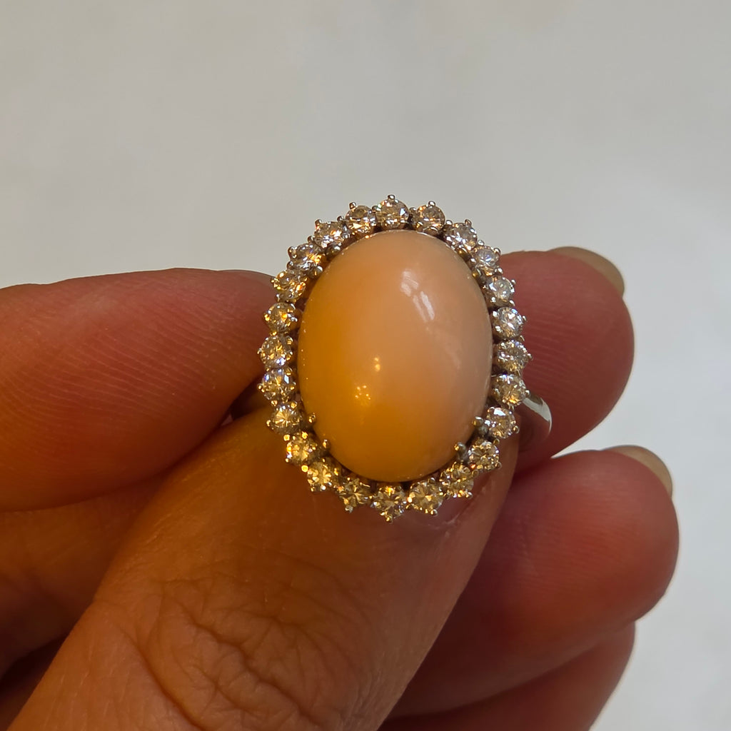 Echter 1950er Vintage Cocktailring 750er Weißgold – Zartkoralle & 24 Diamanten – Gr. 58 (7,6 Gramm)